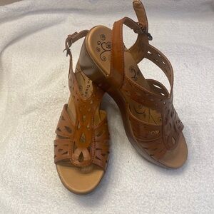 Baretraps Dallas Cutout Wedge Sandals adjustable strap size 7.5